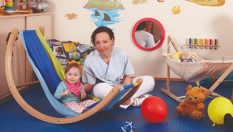 Pflegefachkraft-mit-Kind-Kinder-und-Jugendklinik-Zscheckwitz