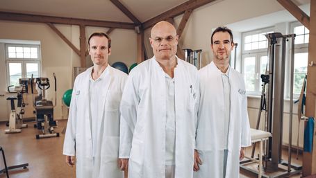 Chefarzt-Dr-med-Schubert-mit-seinem-Team-der-Orthopaedie